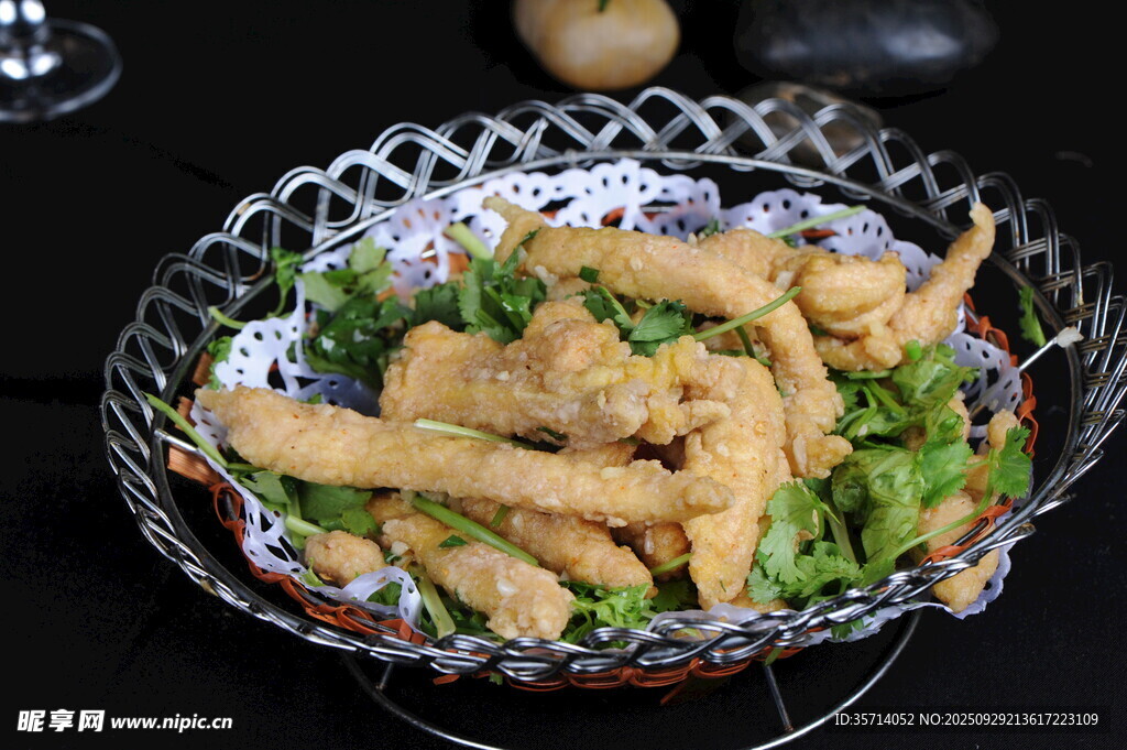 香酥炸物配翠綠蔬菜