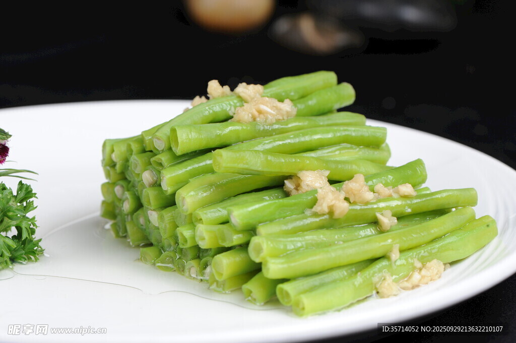 蒜蓉豆角擺于白盤
