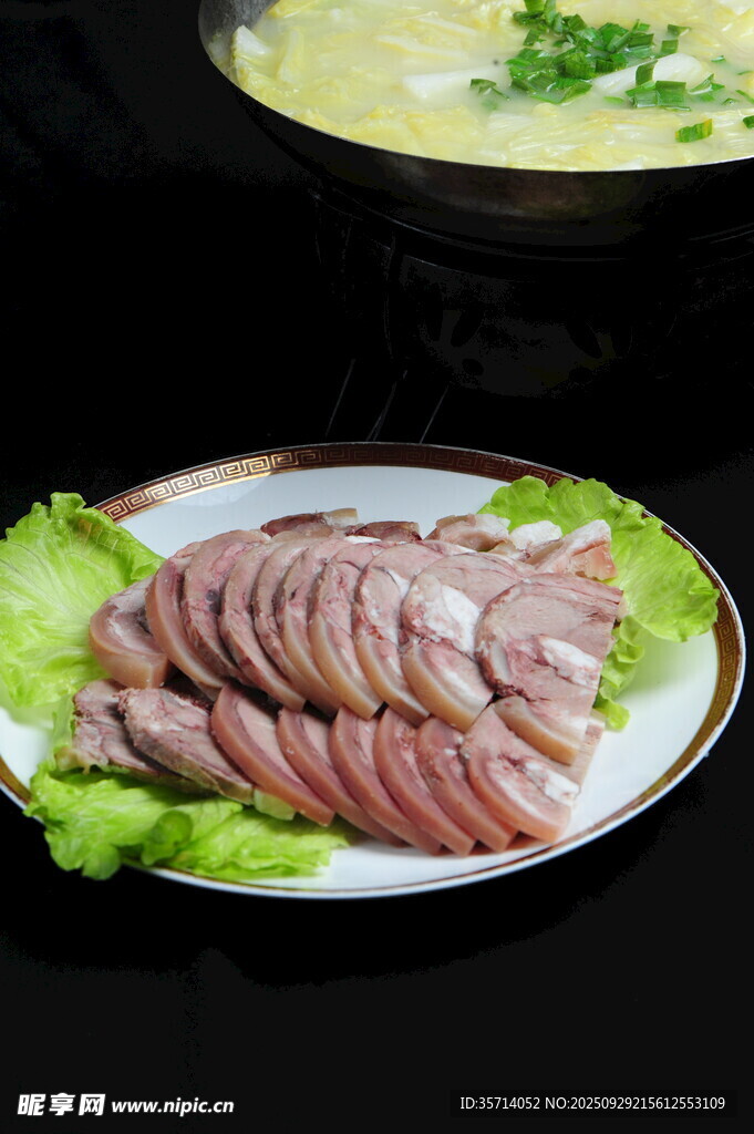 美味切片鹵肉擺于生菜上