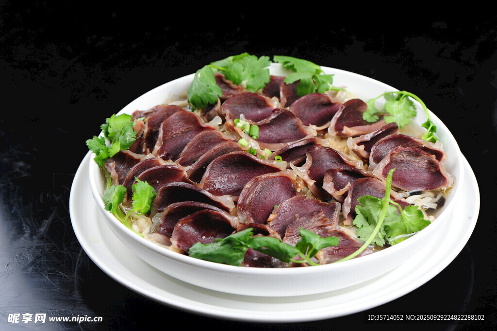 美味鹵雞胗點(diǎn)綴翠綠蔬菜