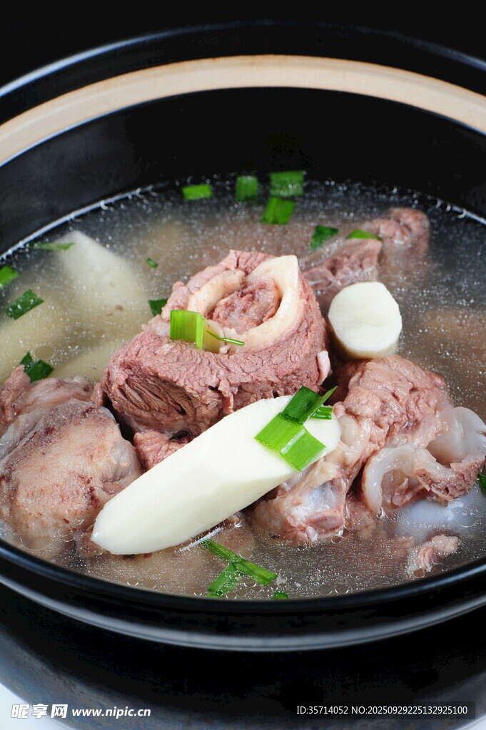 砂鍋燉煮的美味羊肉湯