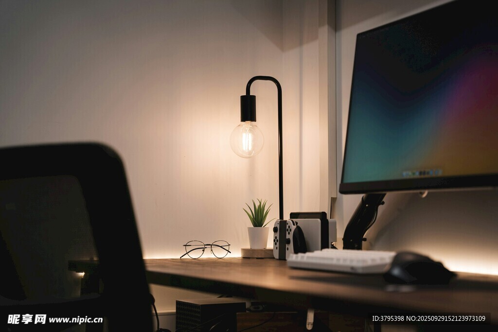 溫馨簡約的電腦工作桌場景