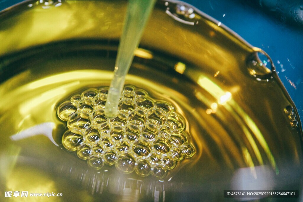 機(jī)油注入泛起氣泡瞬間