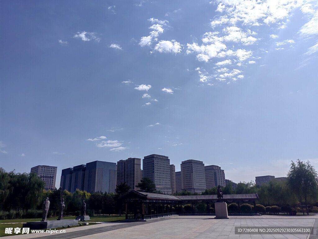 城市建筑群與開闊天空
