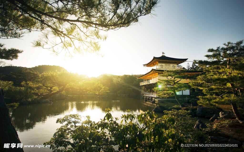 湖畔古亭映夕陽(yáng)美景
