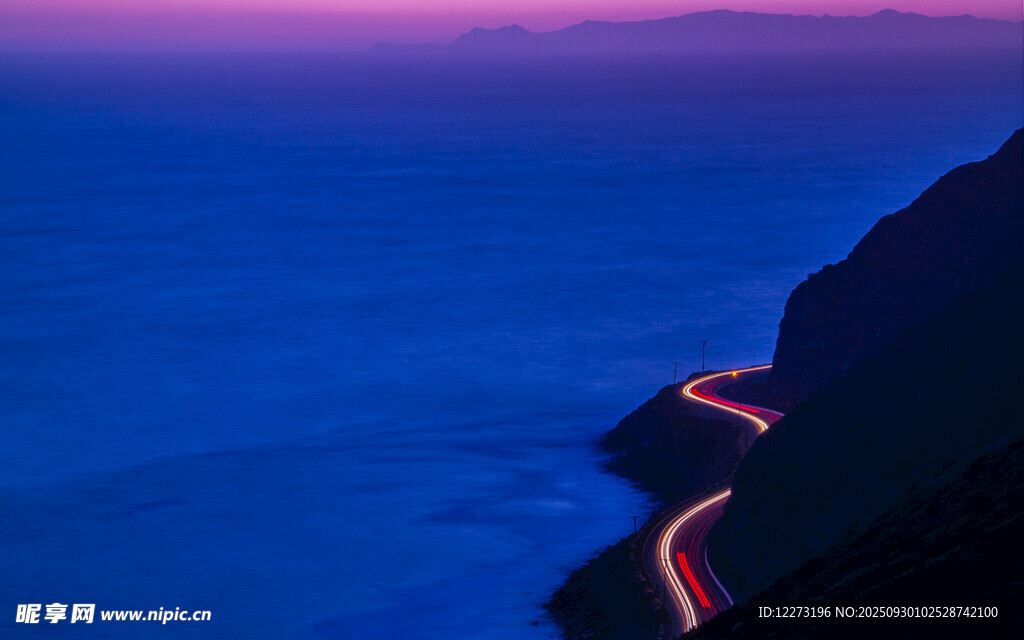 夜幕下海岸公路光影軌跡