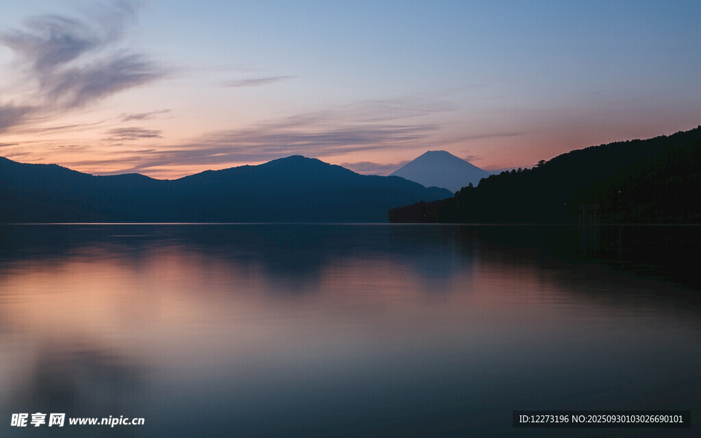 湖畔黃昏美景
