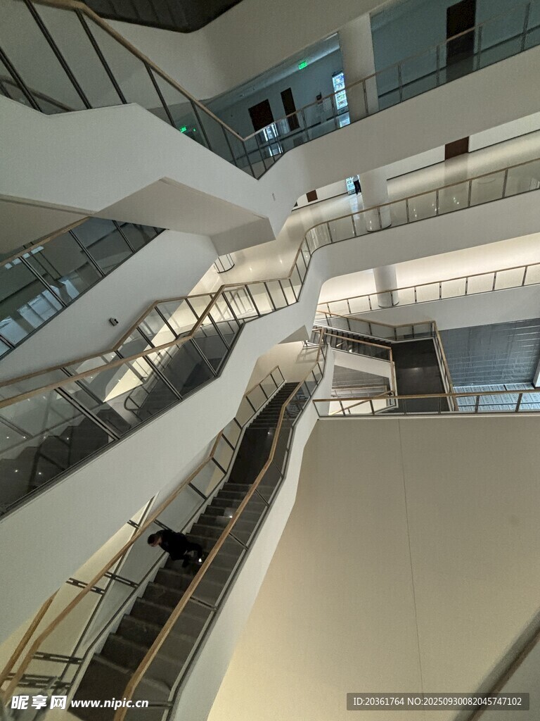 現(xiàn)代建筑內(nèi)的多層旋轉(zhuǎn)樓梯