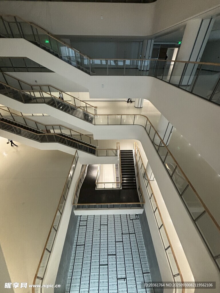 現(xiàn)代多層建筑內(nèi)部空間