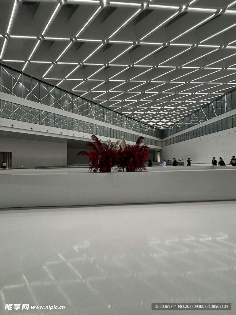 現(xiàn)代藝術(shù)展廳內(nèi)景