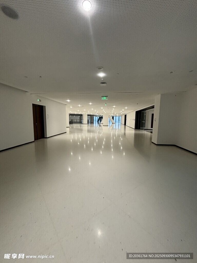 空曠明亮的室內(nèi)走廊空間