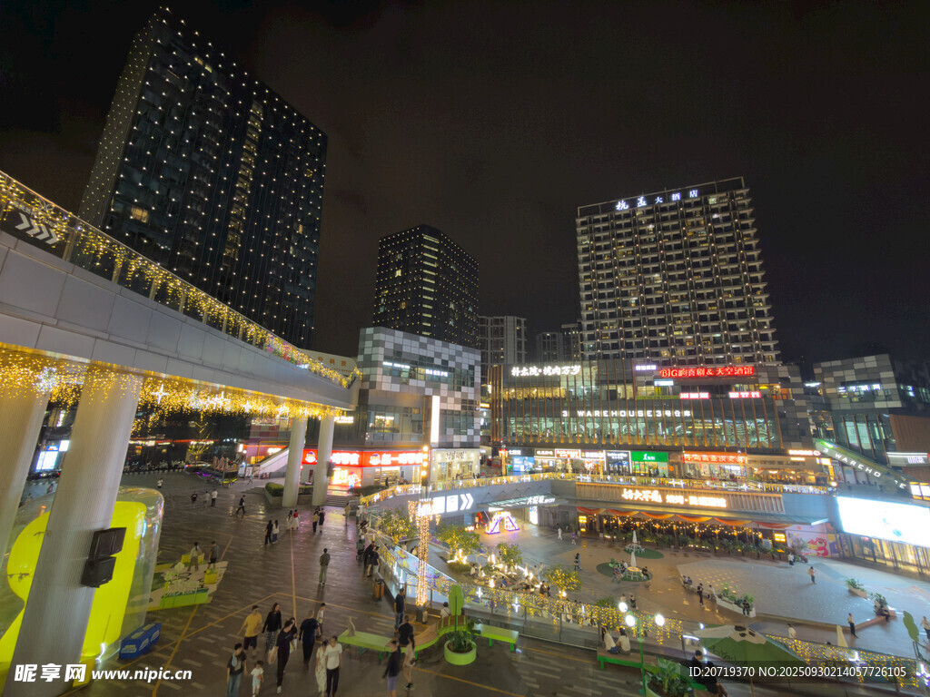 城市夜景下的熱鬧廣場(chǎng)