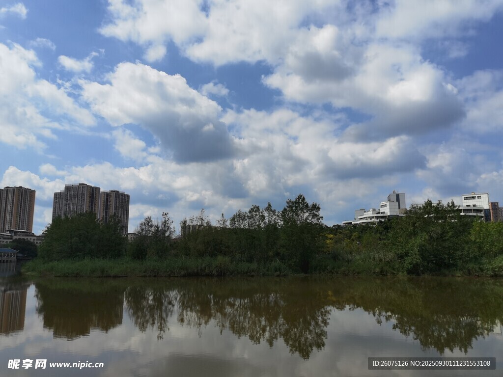 湖畔藍(lán)天與城市建筑倒影