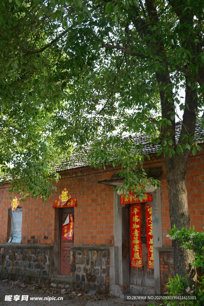 鄉(xiāng)村紅墻小屋 綠樹相伴