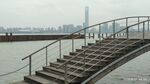 江邊階梯與遠(yuǎn)處城市景觀
