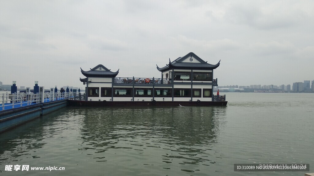 湖畔古建亭閣 臨水而立