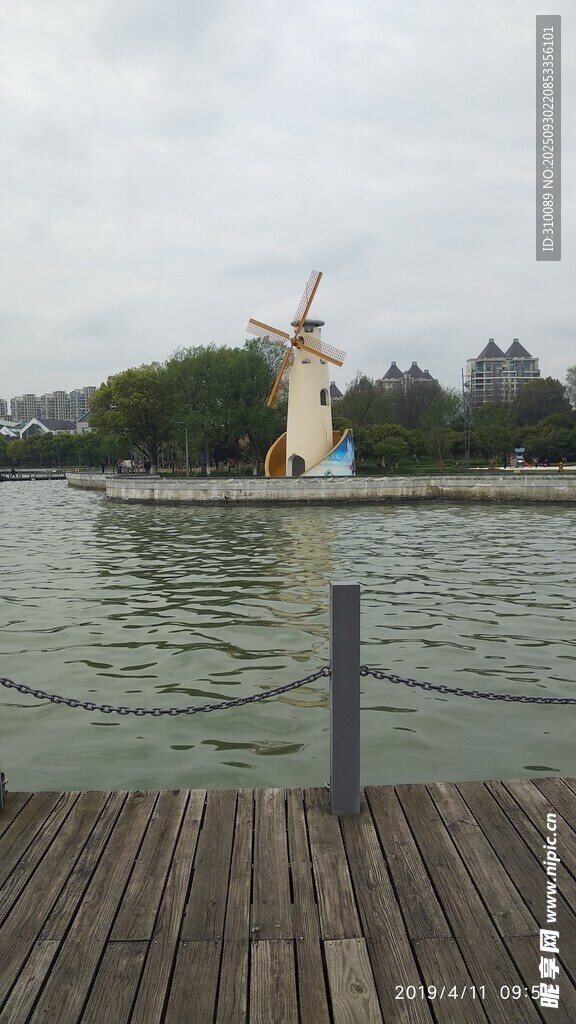 湖畔碼頭旁的雕塑景觀