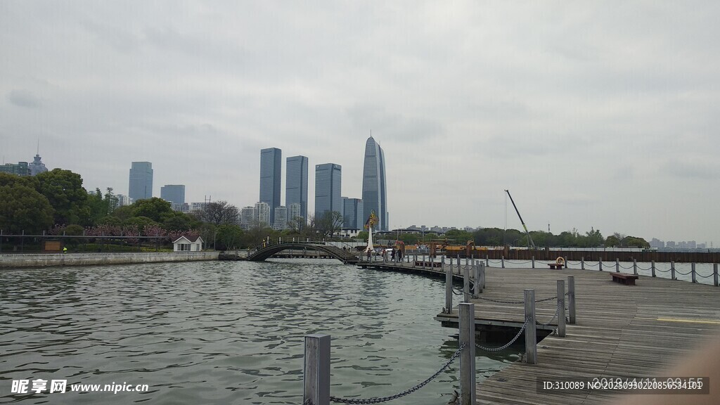 城市河畔風(fēng)光