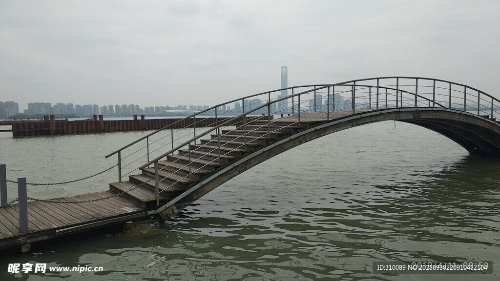 水上拱形橋橫跨寧?kù)o水面
