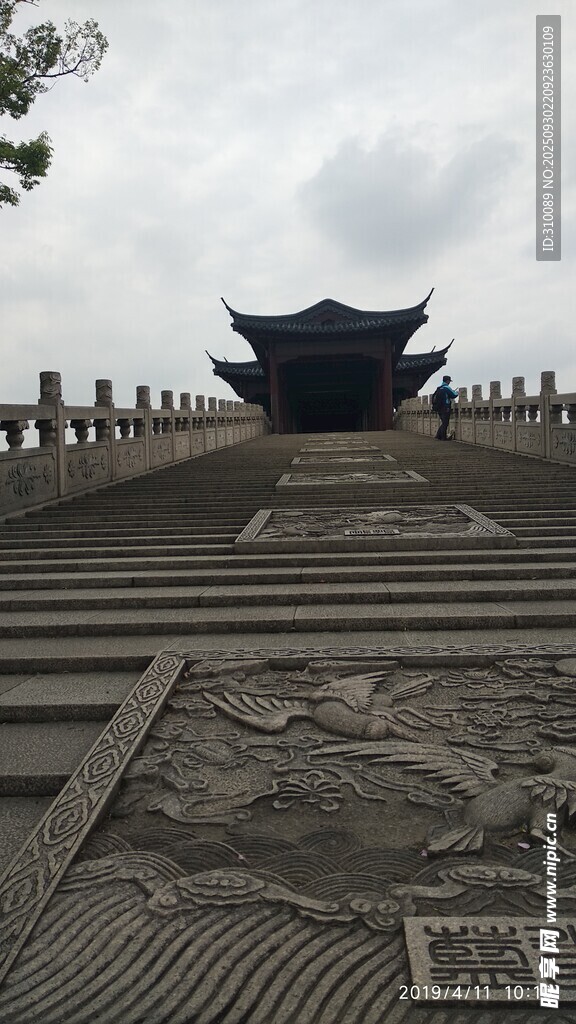 中式古建前的精美雕刻地面