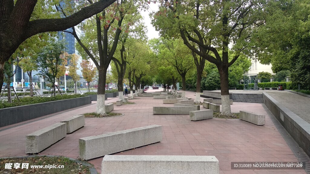 戶外靜謐的休閑石凳空間