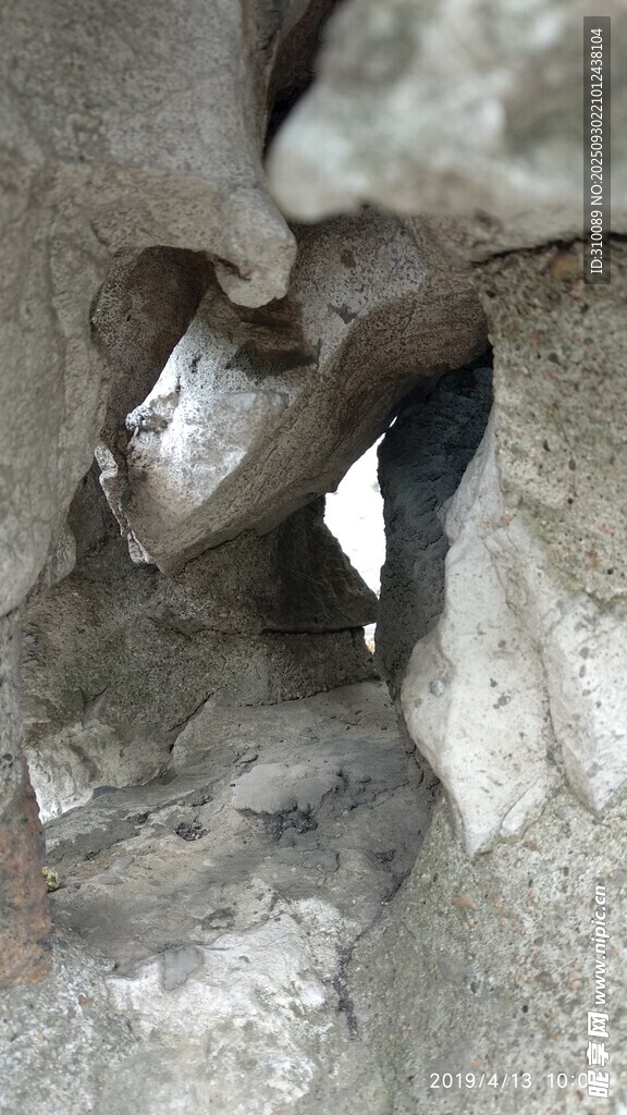 巖石縫隙間景象