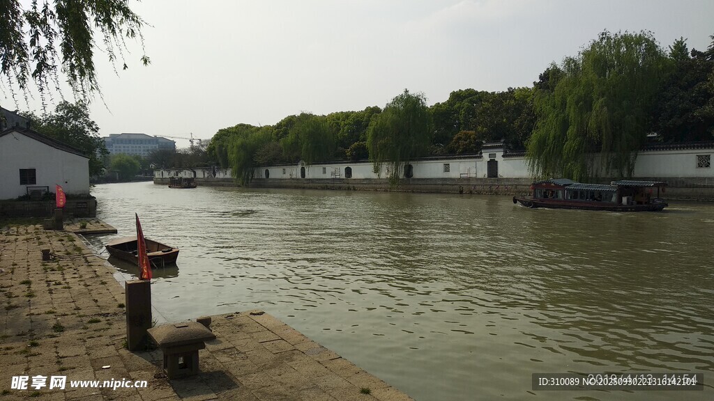 河邊垂釣場(chǎng)景