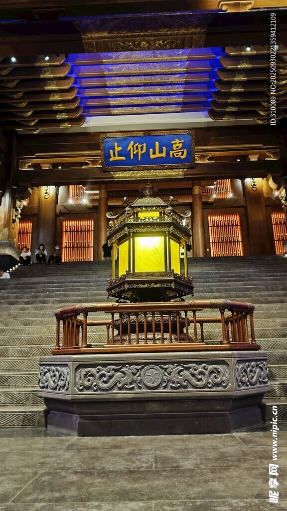 古雅中式建筑前的精美長椅