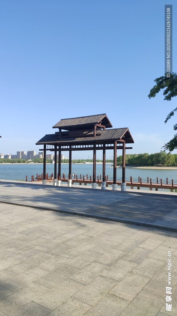 湖畔古亭 靜享自然之美