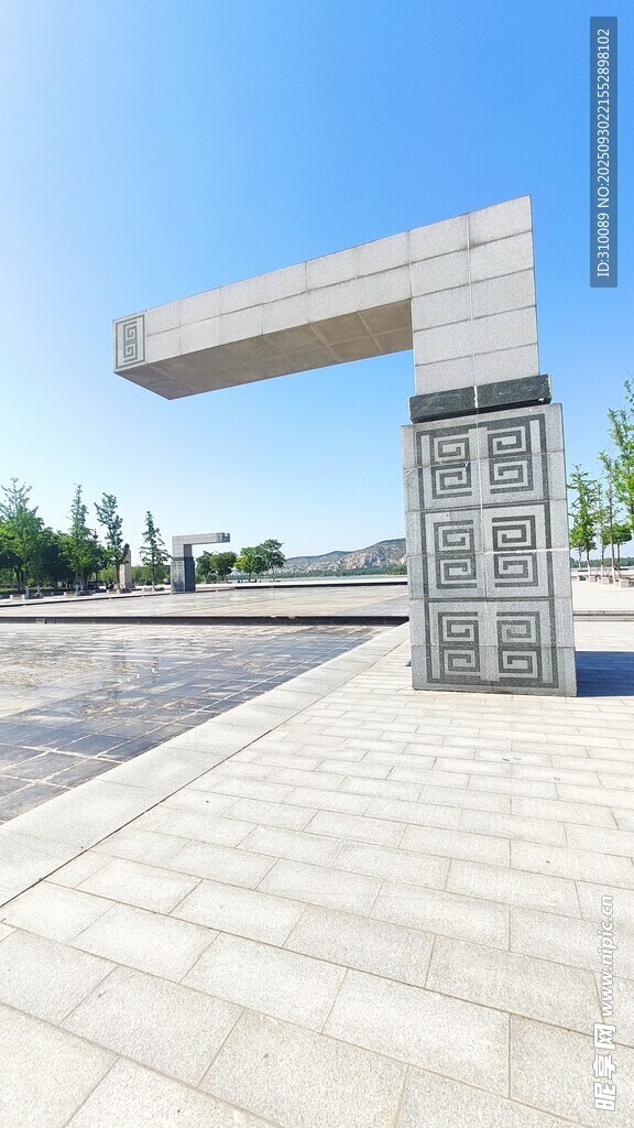 現(xiàn)代風(fēng)格戶外雕塑建筑