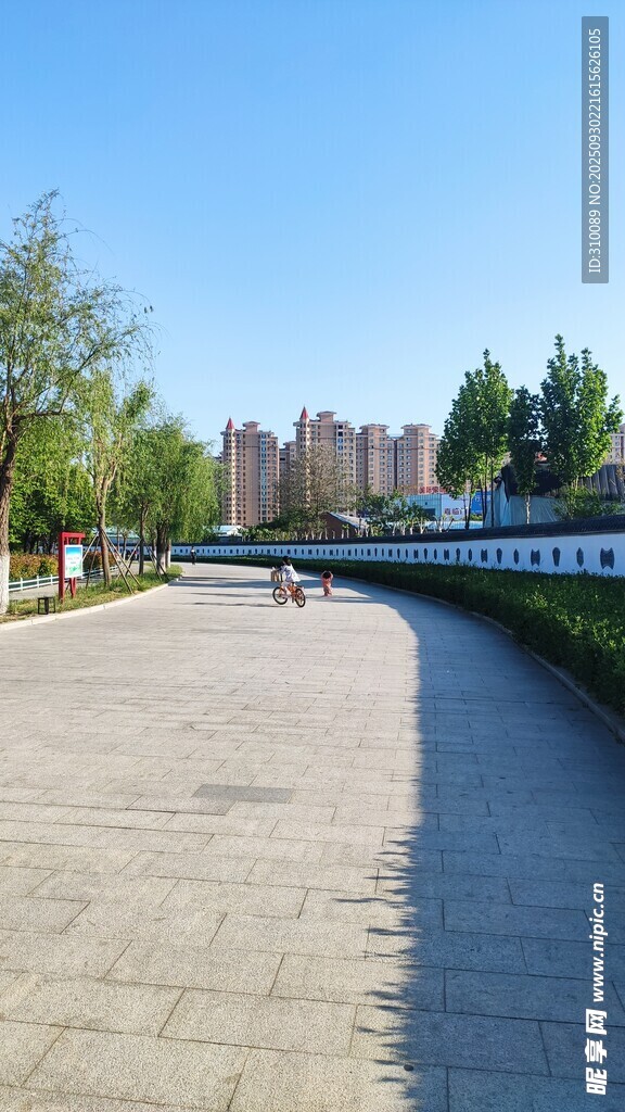 城市河畔的開闊步道景觀