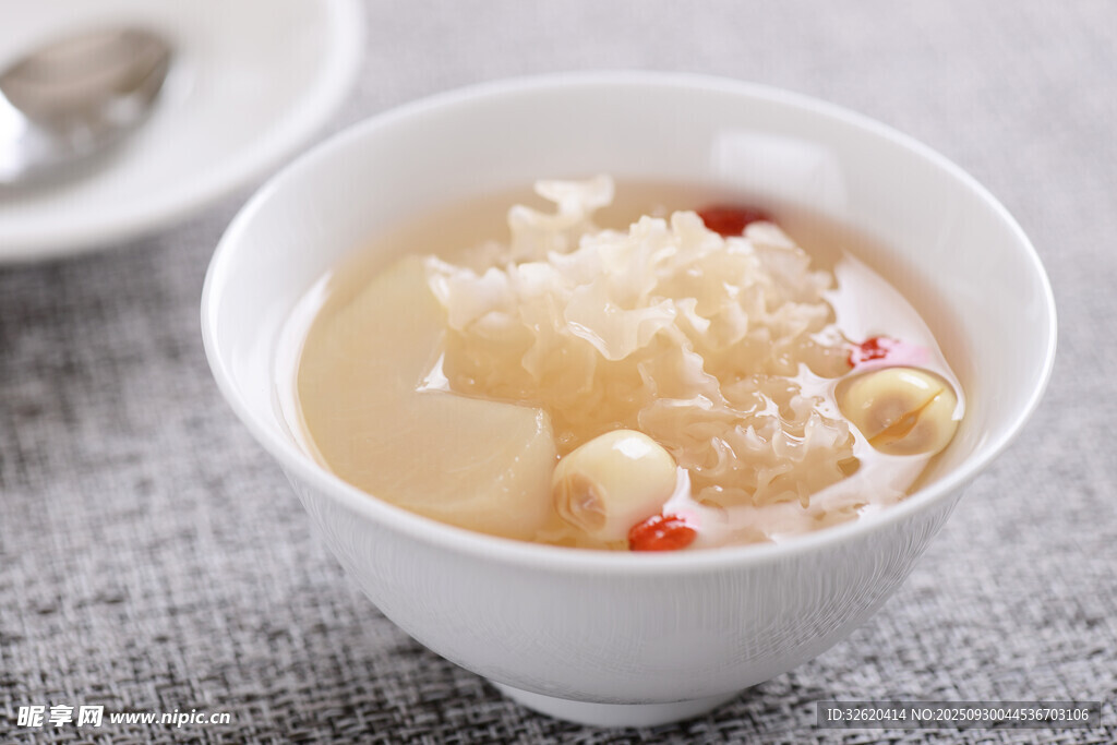銀耳蓮子湯
