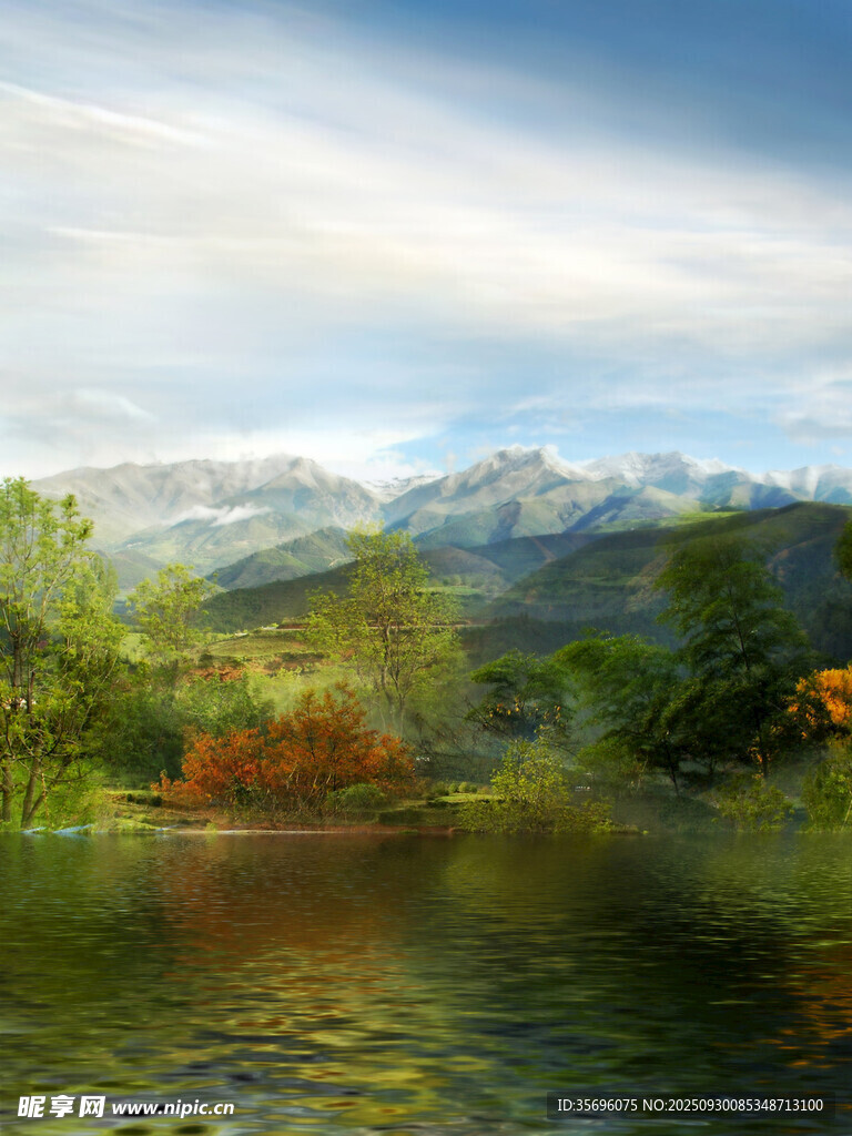 湖畔山林美景