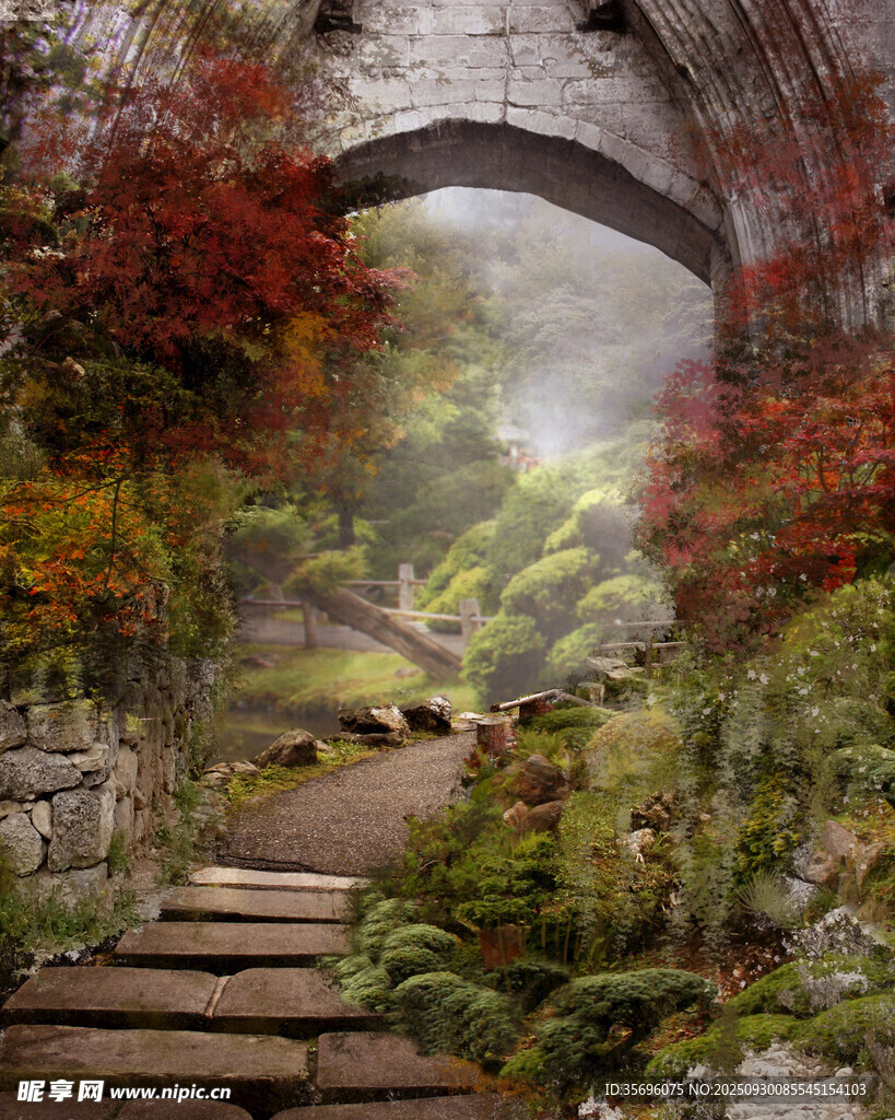 霧中石拱下的幽徑美景