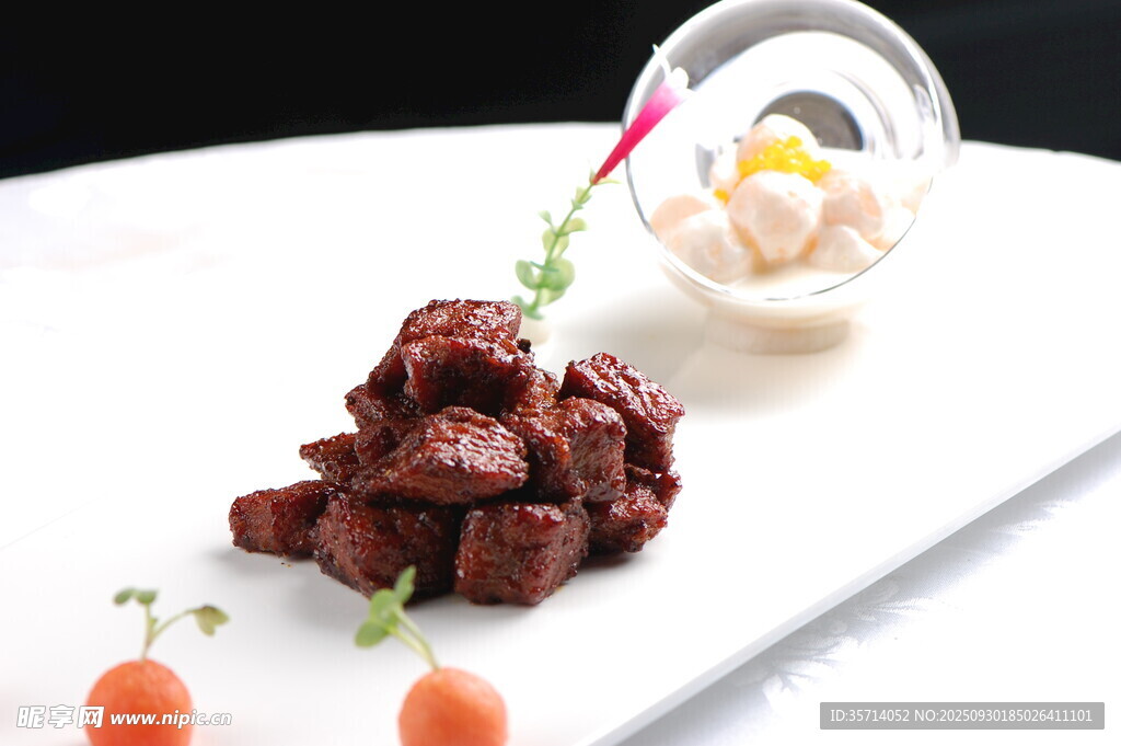 精致擺盤的美味牛肉料理