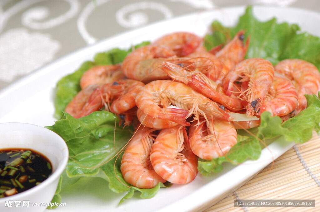 美味鮮蝦配生菜與蘸料