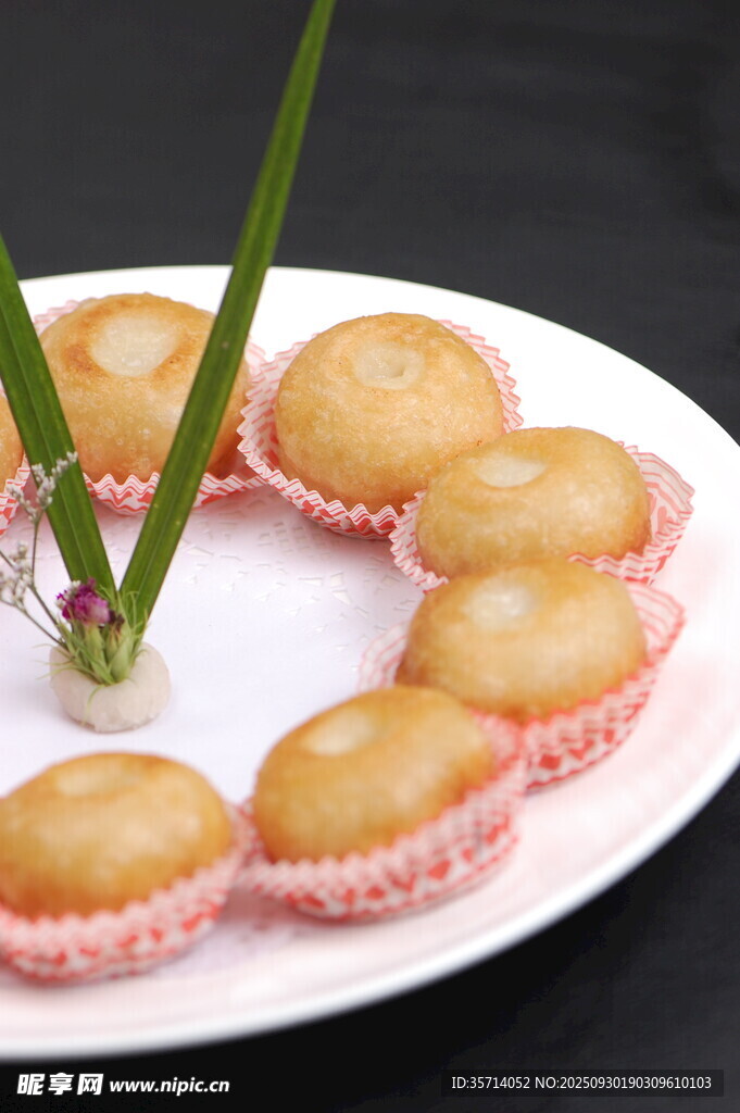 精致糕點(diǎn)擺于盤(pán)中