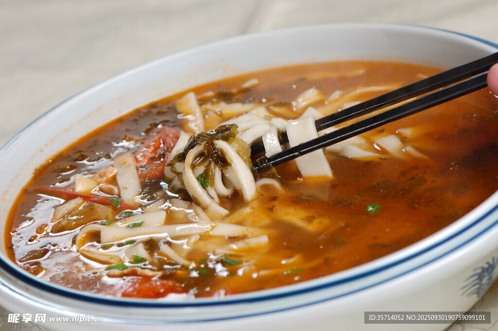 美味酸辣湯筷子夾起食材
