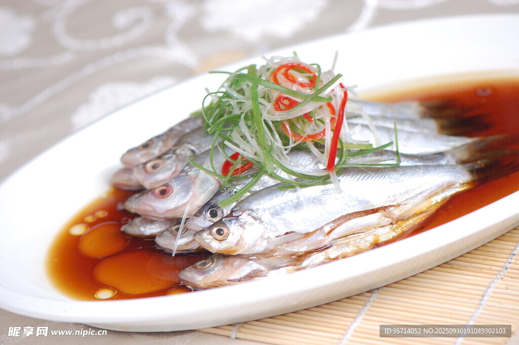 清蒸鮮魚擺盤中