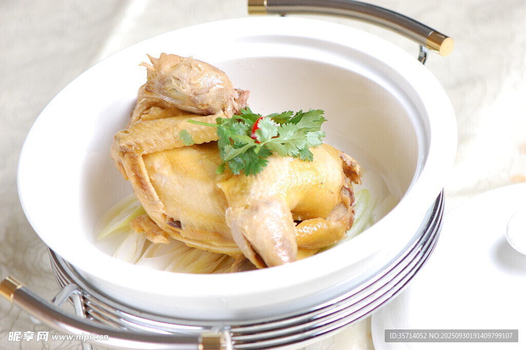 滋補雞湯營養(yǎng)美味暖人心