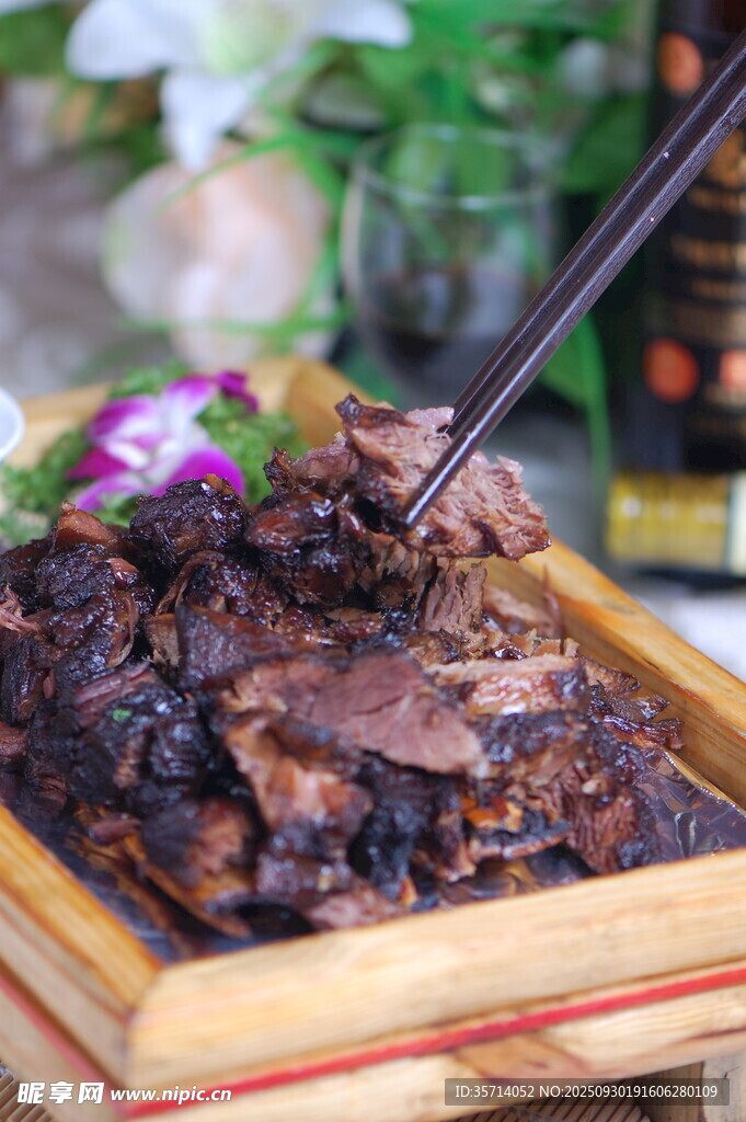 美味鹵牛肉筷子夾起瞬間