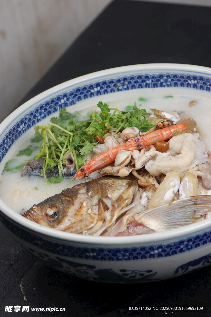 美味魚頭湯食材豐富誘人
