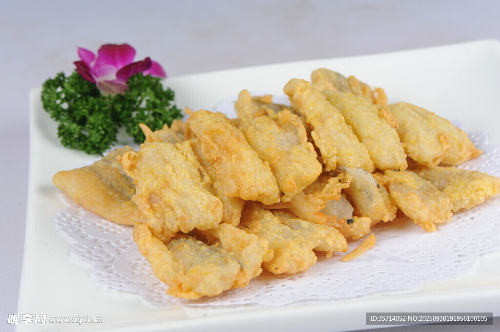 香酥炸魚塊擺放在盤