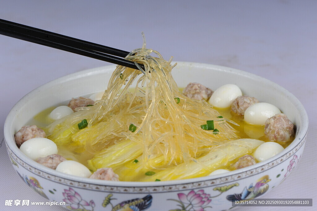 美味湯面配肉丸