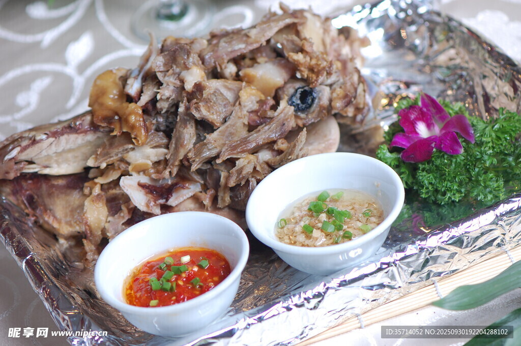 美味手撕肉配特色蘸料