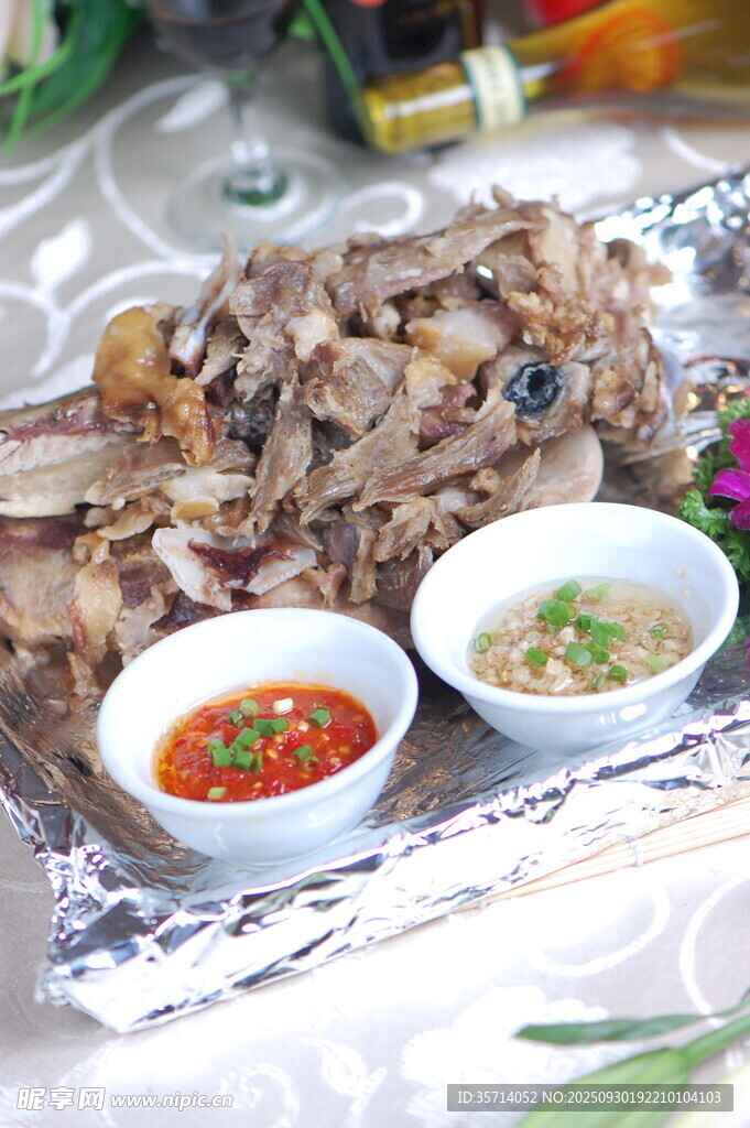 美味手撕肉配特色蘸料