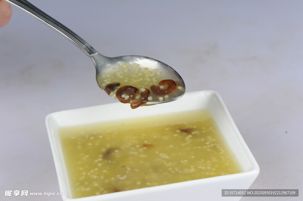 舀起一勺美味滋補(bǔ)菌湯