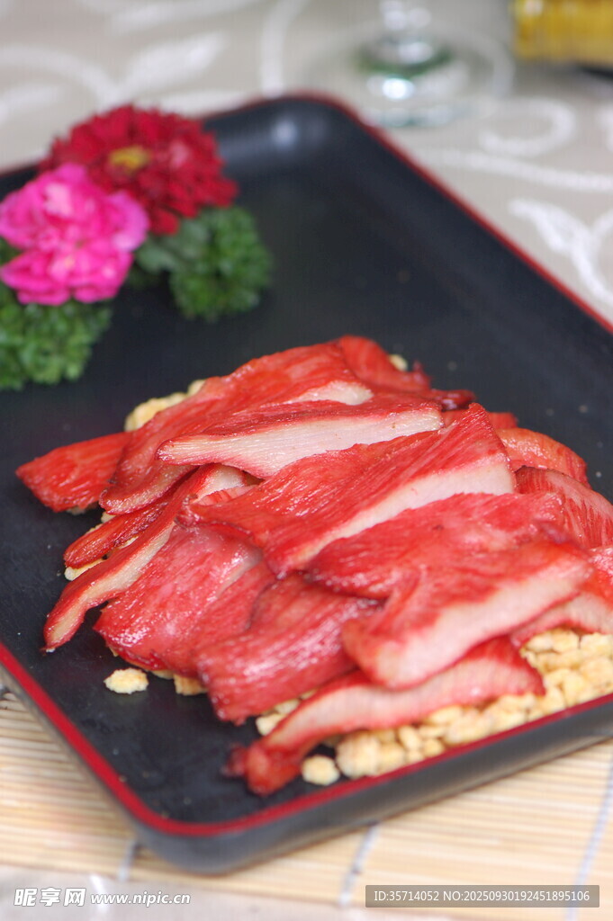 美味切片豬肉擺盤展示