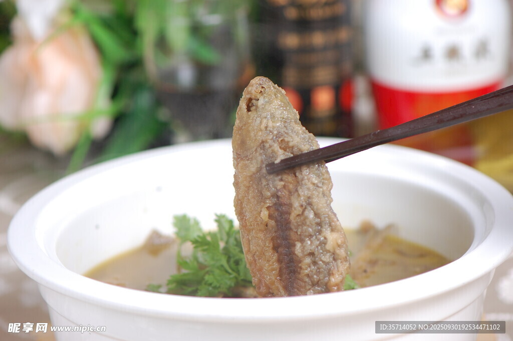 筷子夾起碗中美味食物