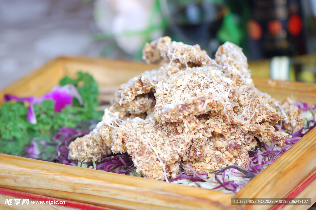 香酥美味炸物擺于盤中